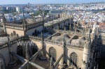 Blick von der Giralda über die Kathedrale und Sevilla