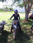 Simy ohne Führerschein auf Motocrosstour durchs Outback