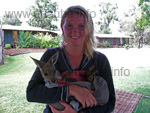 Simy und das Babykänguru, im Hintergrund die Unterkunft der Farm