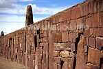Die nachgebaute Außenmauer der Kalasasaya, gut zu erkennen auch einer der originalen Andesitpfeiler