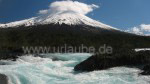 Der Vulkan Osorno, davor Wälder und unkontrollierte, stürmische Flüsse.