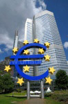 Der Eurotower mit dem Eurosymbol
