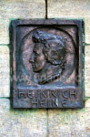 Reliefplatte am Heine-Denkmal