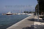 Blick auf den Hafen von Bardolino von der Uferpromenade aus