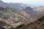 Man erkennt das Dörfchen El Chorrillo nur sehr klein. Es liegt wie ein winziges Pünktchen direkt am gegenüberliegenden Hang des Roque Bentayga.