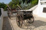 Alter Wagen vor dem Museu Etnològic Can Ros
