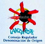 Dieses von César Manrique entworfene Emblem ist ein Qualitätsmerkmal für kontrollierten, echten Wein aus Lanzarote.