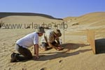 Chris, der Guide, gräbt in der Namib