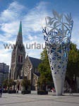 Die Wahrzeichen von Christchurch auf dem Cathedral Square: Die Christchurch Cathedral und die Stahlskulptur Metal Chalice (Metallkelch), aufgestellt zur Begrüßung des neuen Millenniums