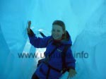 Höher auf dem Gletscher durchquert man Höhlen aus kristallklarem und blau leuchtendem Eis.