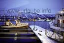 Winterliche Hafenidylle in Tromsö mit Sundbrücke und Eismeerkathedrale