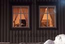 Wärme und Wohlbehagen strahlen aus den Fenstern der alten Häuser in den verschneiten Straßen und Gassen von Tromsö