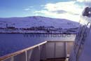 Einfahrt in den Hafen von Hammerfest. Links das markante Bauwerk der St. Michaels Kirche