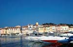 Blick über das Hafenbecken hinweg auf die Altstadt von Saint-Tropez