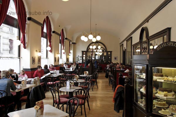 Die Wiener Cafés scheinen noch aus Omas Zeiten zu stammen und schaffen so eine ganz besondere Gemütlichkeit.
