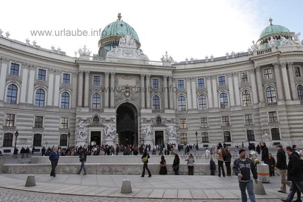 Über Tag finden sich am Michaelerplatz sehr viele Touristen ein, um die Hofburg zu besichtigen.