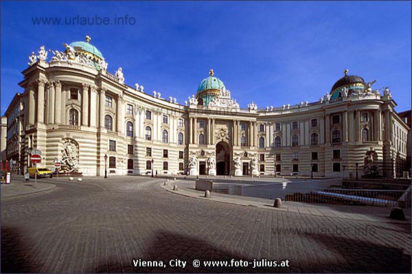 Am Michaelerplatz steht man vor dem Eingangsbereich zum älteren Teil der Hofburg.