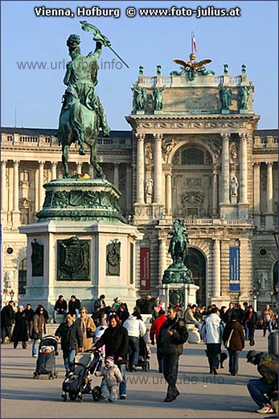 Der Heldenplatz markiert die Kulisse vor der Neuen Hofburg.