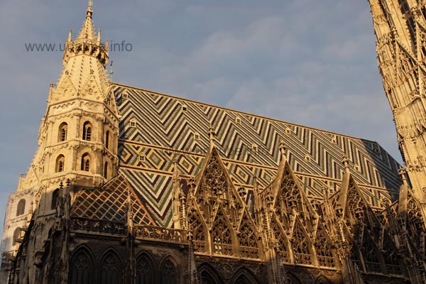 Das Dach des Stephansdoms ist für sein buntes Mosaikmuster berühmt