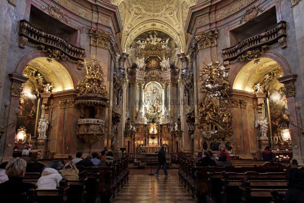 Das Innere der Peterskirche ist in aufwendigem Barock gestaltet und erinnert durch die Emporen an ein Theater