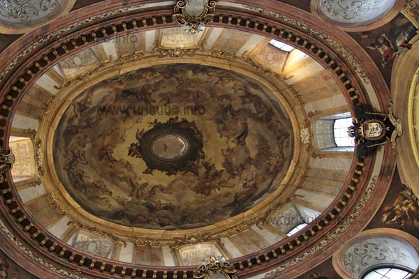 Die Kuppel der Peterskirche ist mit Fenstern durchsetzt und einem aufwenigen Fresko verziert