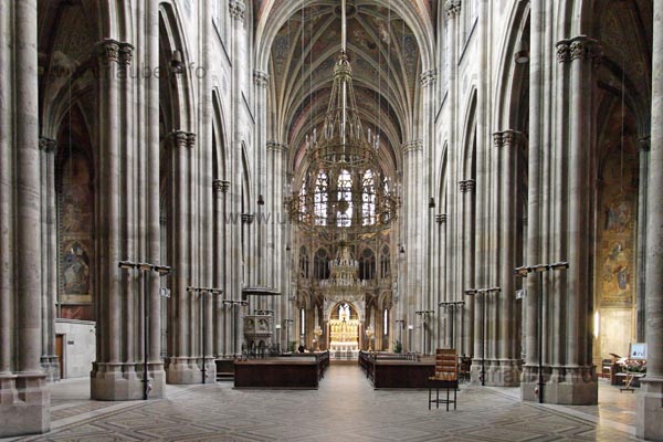 Die hochaufragenden mächtigen Säulen im Innern der Votivkirche wirken ehrfurchtgebietend.