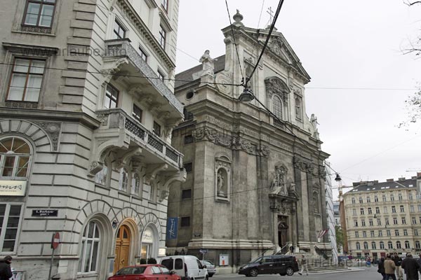 Die Fassade der Dominikanerkirche erinnert an ein römisches Gebäude