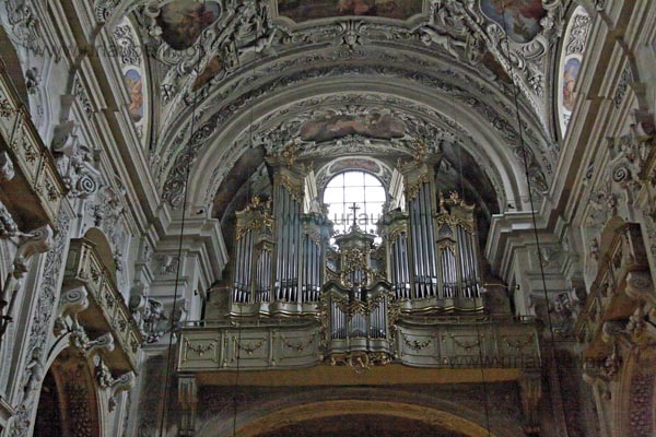 Blick auf die barocke Orgel der Dominikanerkirche