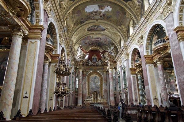 Der innere Raum der Jesuitenkirche wird von Farben und illusionistischer Deckenmalerei bestimmt