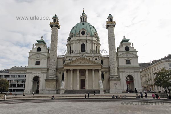 Vor der stimmungsvollen Kulisse der Karlskirche kann man am gleichnamigen Karlsplatz angenehm auf Bänken verweilen