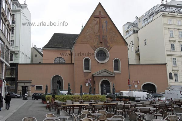 Die Fassade der Kapuzinerkirche dürfte zu den schlichtesten ihrer Art der Wiener Kirchen zählen