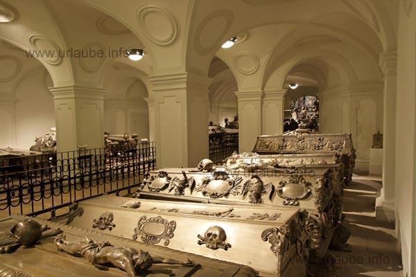 Auch wenn die Kapuzinerkirche noch so schmucklos erscheinen mag, so birgt sie in ihren Kellergwölben die über die Grenzen Wiens bekannte Kaisergruft