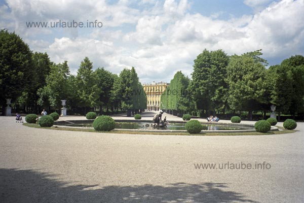Überall im Schlosspark von Schönbrunn findet man schön gepflegte Wege mit Brunnen oder Bänken zum Ausruhen.