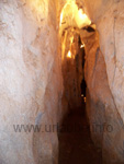 Schmaler Durchgang in der Höhle
