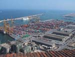 Blick auf den Industriehafen vom Gipfel des Montjuïc aus