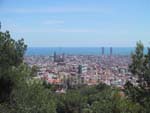 Panorama-Weitwinkel-Blick von der Spitze des Parks Güell auf Barcelona