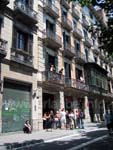 Das Schulgebäude an der Gran Via de les Corts Catalanes