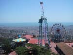 Der Vergnügungspark Tibidabo mit dem Stadtpanorama von Barcelona