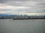 Die Skyline Vancouvers unter wolkenverhangenem Himmel
