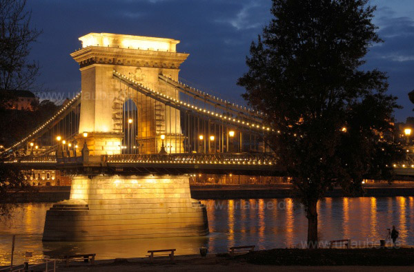 Die Kettenbrücke bei Nacht