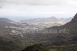 Der Blick in das Tal um San Nicolás könnte ohne die Plastikplanen so schön sein.