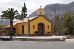 Direkt gegenüber vom Hotel Aldiana Mirador steht eine knallgelbe Kapelle vor dem Parkplatz.