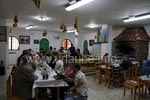Im Innern des Restaurants La Candelilla isst man in rustikaler Atmosphäre und das Essen schmeckt.