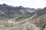 Die Fahrt zum Embalse de Ayagaures durch die Barranco de Palmitos führt über steile Serpentinen.