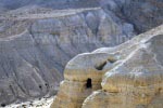 Die Höhle 4 von Qumran im Gebirge