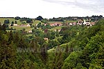 An einem nach Südosten geneigten Hang über dem Tal der Semine liegt das Dorf Belleydoux. 