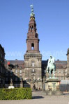 Der Turm von Schloss Christiansborg und das Denkmal Frederiks VII.