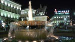 Der Brunnen der Puerta del Sol bei Nacht