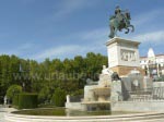 Das Herzstück der Plaza: Die Reiterstatue mit dem flachen Brunnen