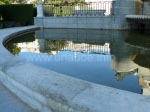 Spiegelung des Palacio Real und des Löwen im Wasser